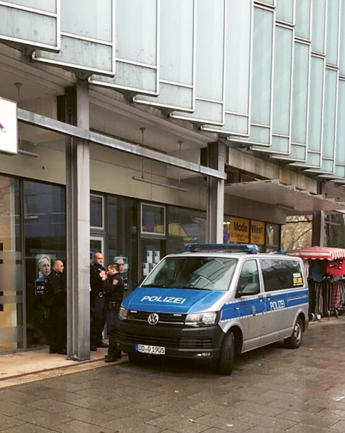 Polizei vor büro